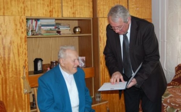 Kenéz Imét 90. születésnapján köszöntötte dr. Kószó Péter alpolgármester