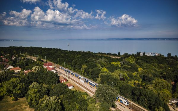 A nyári menetrend bevezetésével tovább javul a Balaton elérhetősége az ország számos pontjáról, még kedvezőbbé válnak a vonat-busz