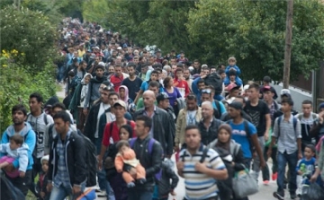 Több mint kétszázezer migráns vár útnak indulásra 