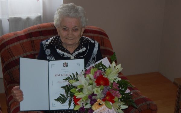Dezső Sándor Imréné Jolika nénit 90. születésnapján köszöntötték az önkormányzat dolgozói