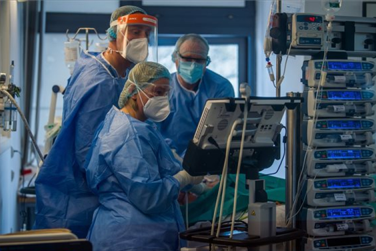 A fertőzöttek száma 249 millió, a halálos áldozatoké 5,038 millió a világon