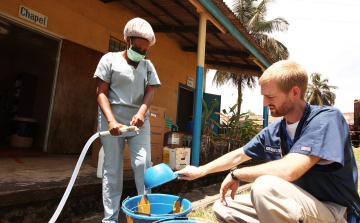 Meggyógyult az ebolás amerikai orvos