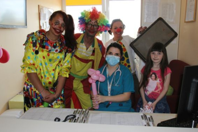Kiskunhalasi Gyermekkórházban viziteltek a Gyógyító Bohócdoktorok