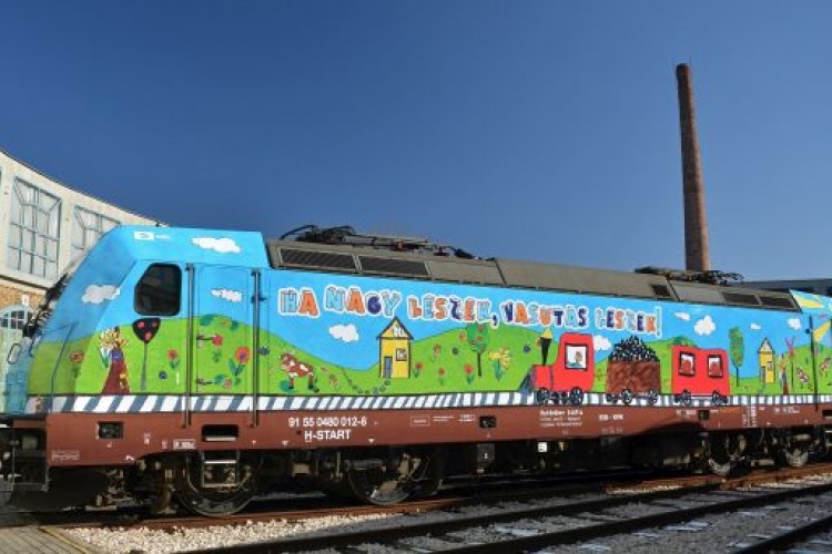 Felavatták a MÁV-START gyermekrajzokkal díszített mozdonyát
