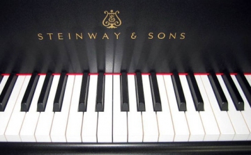 Érkezik a Steinway zongora Hódmezővásárhelyre