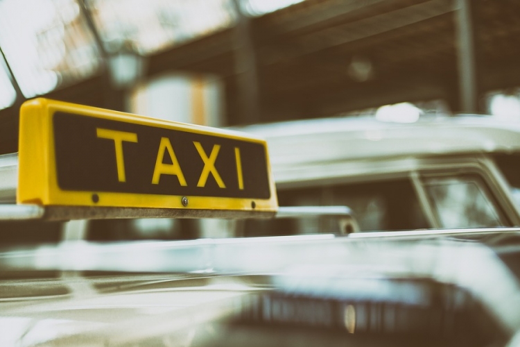 Januártól csak 10 évesnél fiatalabb autóval lehet taxizni