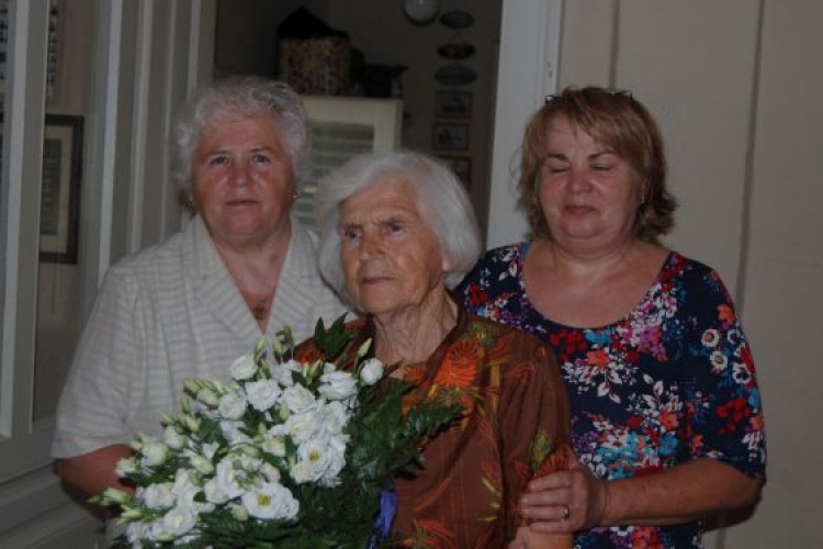 Szabó Imréné Margit nénit 90. születésnapján köszöntötték az önkormányzat dolgozói