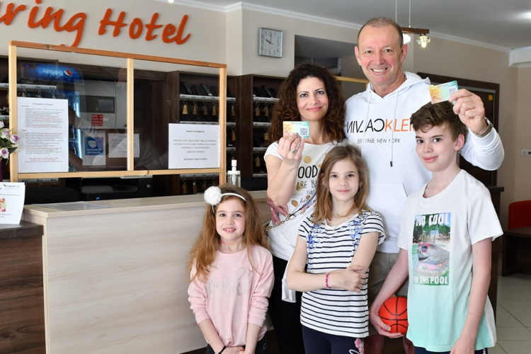 Győrfi Pál családjával a Cserkeszőlői Fürdőben járt – VIDEÓ+FOTÓK