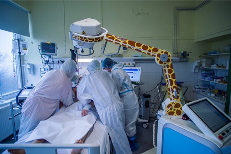 Meghalt 195 beteg, 6390 új fertőzöttet találtak Magyarországon 