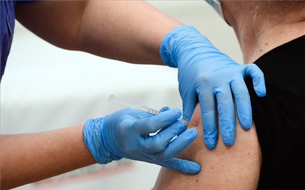 Spanyolország 55-ről 65 évre emeli az AstraZeneca-vakcina alkalmazásának korhatárát