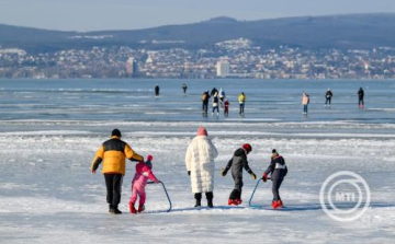 Rendőrség: a Balaton szinte teljes partszakaszán elérte a jégvastagság a biztonságos szintet