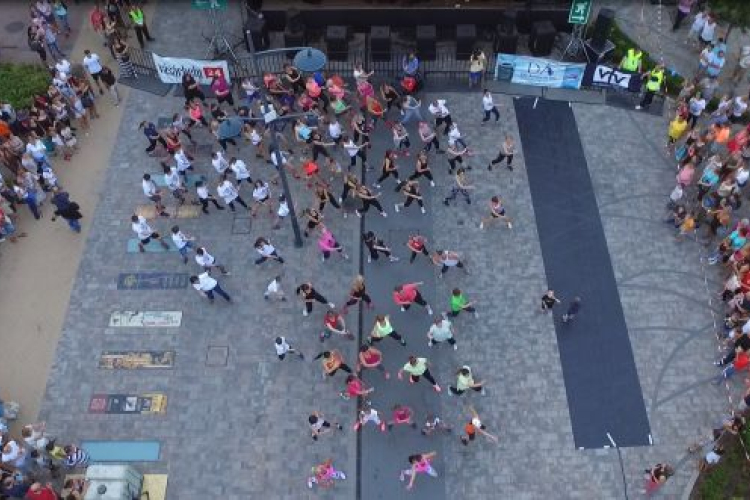 Ezerkétszázan mozogtak együtt a Mozgás Éjszakáján Hódmezővásárhelyen