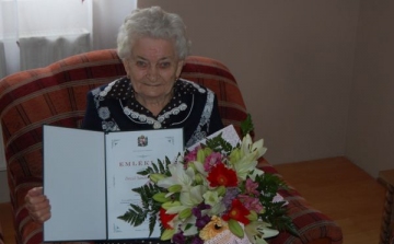 Dezső Sándor Imréné Jolika nénit 90. születésnapján köszöntötték az önkormányzat dolgozói