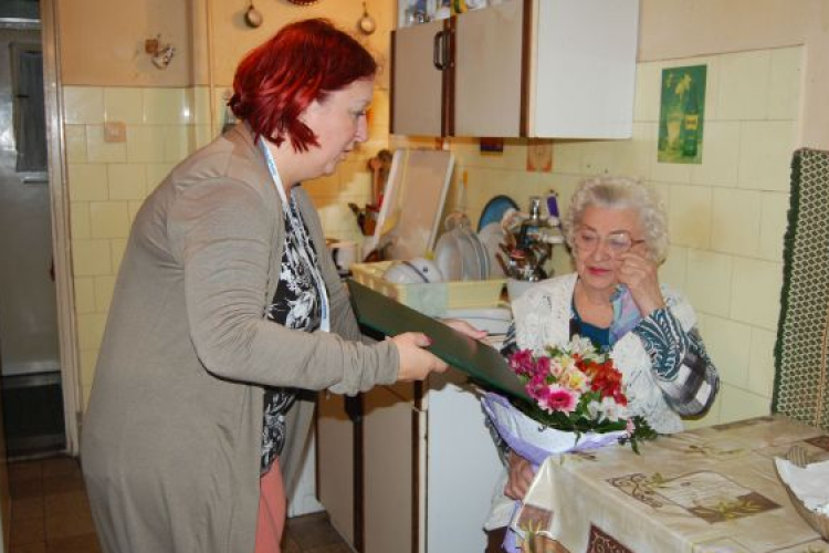 Hűvös Lajos Illésné Jutka nénit 90. születésnapján köszöntötték az önkormányzat dolgozói