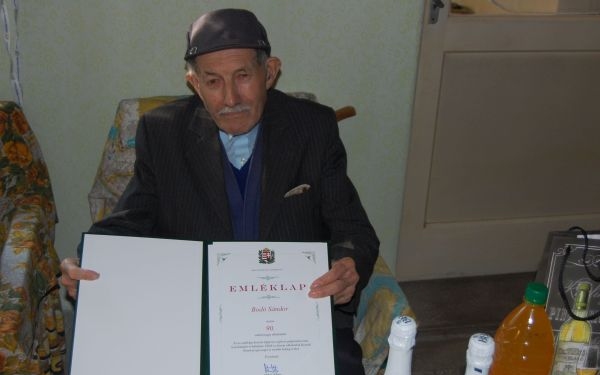Bodó Sándort 90. születésnapján köszöntötték az önkormányzat dolgozói