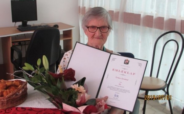 Tehes Istvánné Anna nénit 90. születésnapján köszöntötték az önkormányzat dolgozói