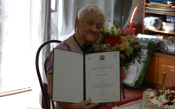 Ötvös Jánosnét 90. születésnapján köszöntötték az önkormányzat dolgozói