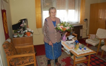 Rostás Imréné Margit nénit 90. születésnapján köszöntötték az önkormányzat dolgozói