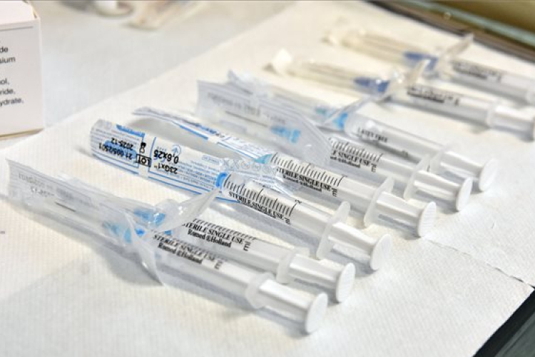 Európai Gyógyszerügynökség: az AstraZeneca-vakcina előnyei továbbra is felülmúlják az esetleges kockázatokat