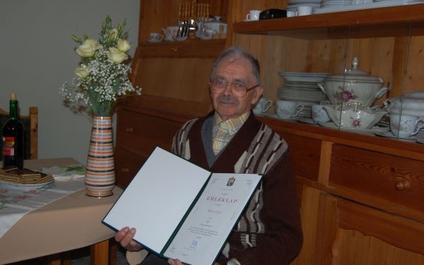 Barta Józsefet 90. születésnapján köszöntötték az önkormányzat dolgozói