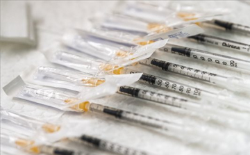 A veszélyeztetett betegek már kaphatnak negyedik védőoltást is Spanyolországban