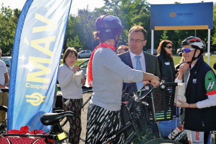 50 biciklist vendégelt meg a MÁV a bringás reggelin