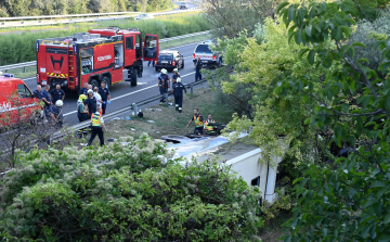 Nyaraló magyar turistákat szállított a tragikus balesetet szenvedett busz