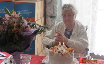 90 éves korában köszöntötték Lindeisz Györgyné Ilona nénit