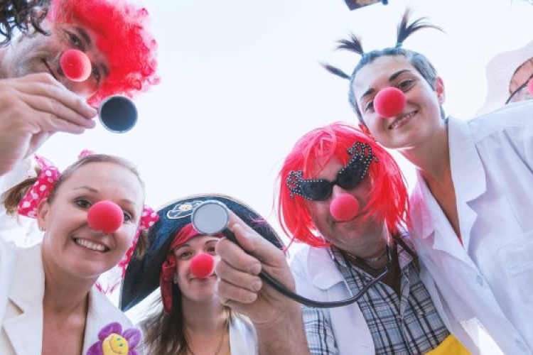 Példaképeink: Gyógyító Bohócdoktorok segítik egész évben a beteg gyerekek gyógyulását