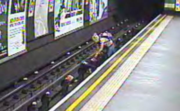 Babakocsi gurult a metró elé Londonban