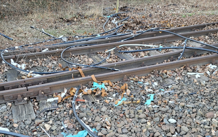 Jelentős fennakadásokat okozott a Keleti pályaudvar vonatforgalmában a kábellopás, a MÁV feljelentést tett
