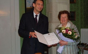 Dr. Virág Jánosné Ilonka nénit 95-ik születésnapján köszöntötte Hegedűs Zoltán alpolgármester