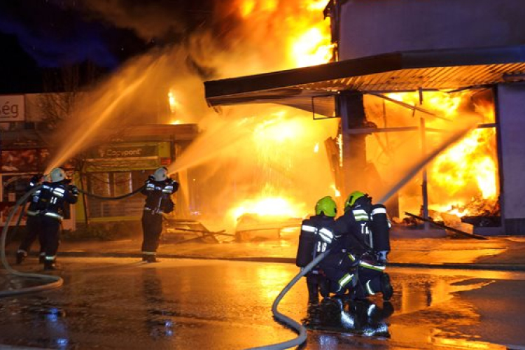 Óriási tűz ütött ki egy szentendrei áruházban - Fotók