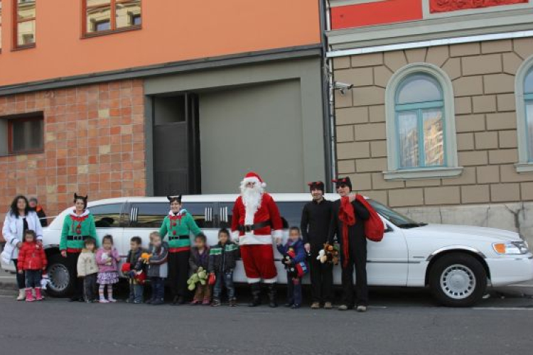 Szánkó helyett limuzinnal vitte az ajándékokat a Mikulás