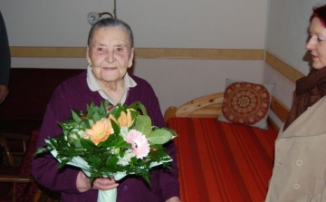 90. születésnapján köszöntötték Toldi Piroskát az önkormányzat munkatársai