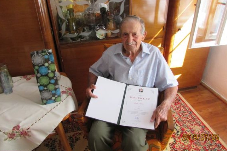 Radics Jánost 95. születésnapján felköszöntötték az önkormányzat dolgozói