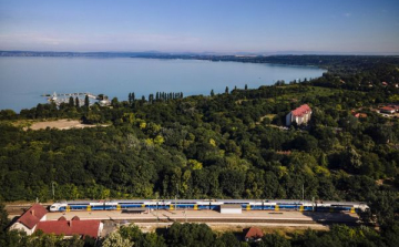 Több mint hatszázezren utaztak a Balatonhoz és a tó körül a szezon első hónapjában