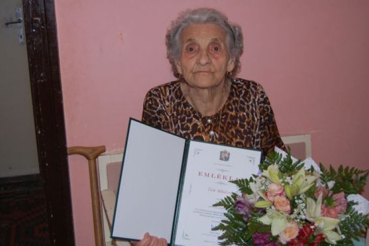 90. születésnapján köszöntötték Tóth Mihályné Piroska nénit az önkormányzat dolgozói