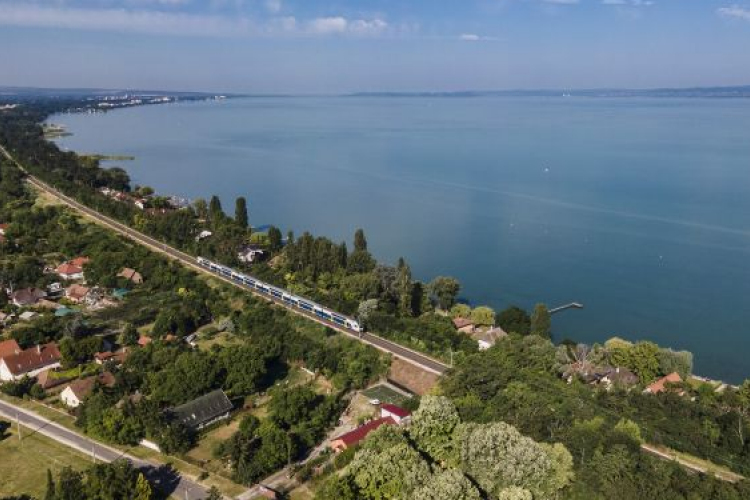 Egész nyáron utazhatunk hétvégente emeletes vonattal a Balatonra