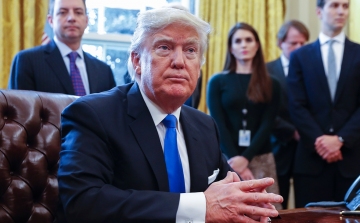 Donald Trump amerikai elnöki rendeletet írt alá a munkahelyek külföldiekkel szembeni védelméről