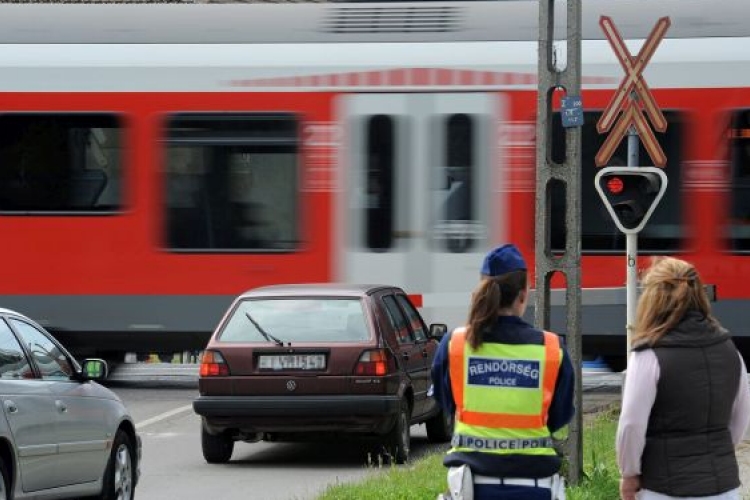 Országos ellenőrzést tart a MÁV és a rendőrség a vasúti átjárókban