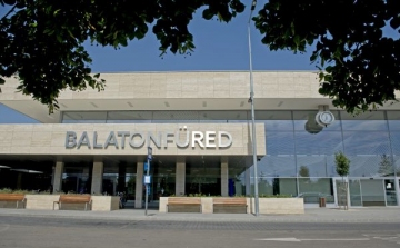 Modern és korszerű vasútállomás, buszpályaudvar és parkoló fogadja a nyaralókat Balatonfüreden