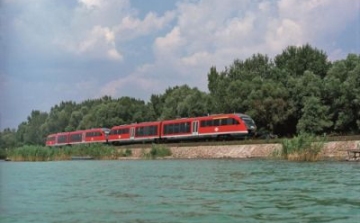 Pluszvonatokat indít az utószezonban a Balatonhoz a MÁV-START