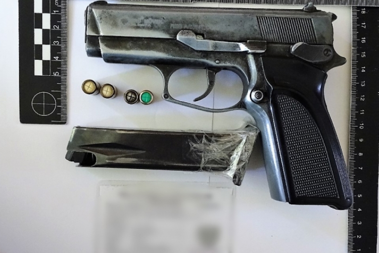 Pisztollyal fenyegette meg a szomszédját