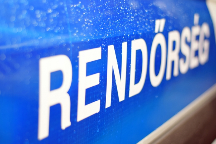 Meztelenül az utcán kóborló kisfiún segítettek