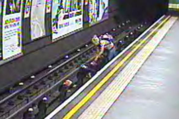 Babakocsi gurult a metró elé Londonban