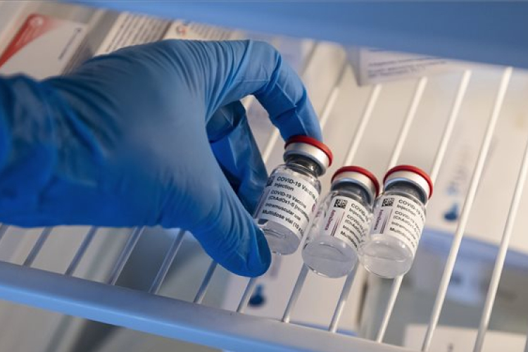 Franciaországban csak 55 évnél idősebbek kaphatják az AstraZeneca-vakcinát