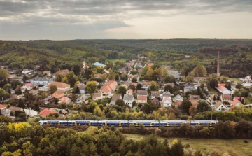 Október 18-tól már a Budapest–Újszász–Szolnok vasútvonalon is közlekedik a KISS