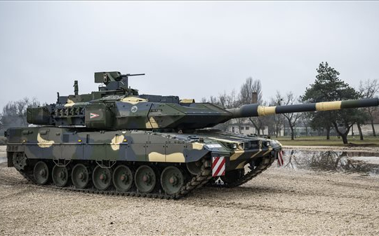 Átadták Tatán az első Leopard A7-es harckocsit és támogató járműveit