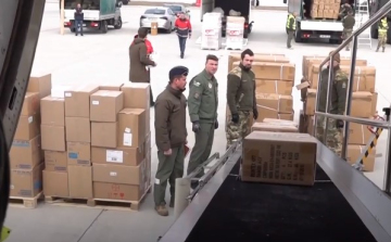 Szijjártó Péter: tíz tonnányi segélyszállítmány érkezett Magyarországról Törökországba
